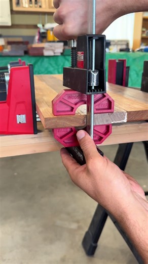❓Having troubles keeping your panels flat❓ ~These joint bridge clamps are a great alternative to making your own clamp ~They help keep panels flat during glue-ups, saving you time from having to re-flatten the panels #woodworking #panel #glue #efficient #diyprojects