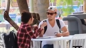 Caméra cachée : cet homme a trouvé la meilleure technique de drague du monde (VIDEO)