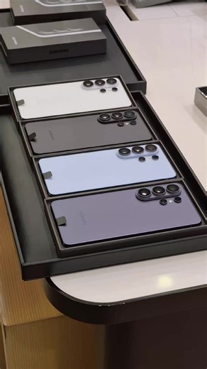 ความสวยที่มาพร้อมความเป็นส่วนตัว! ✨📱 อวดสีเครื่อง S26 Ultra สุดพรีเมียม แถมรุ่นนี้มีความลับเยอะแค่ไหนก็ไม่หลุด เพราะมี 'จอกันเผือก' ครั้งแรกของโลก! 🔒🤫 สวยทั้งข้างนอก ล้ำทั้งข้างใน ใครสาย Tech ที่ชอบความหรูหราต้องจัดเลยค่ะ! พุ่งตัวมาดูความ Miracle ได้ที่ Samsung โรบินสัน สุพรรณบุรี นะคะ 📍💙 #S26Ultra #GalaxyAI #GalaxyS26 #SamsungExperienceStoreS26 #samsungrobinsonsuphanburi