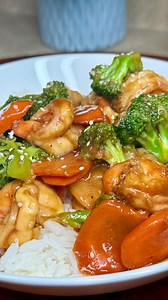 Garlic ginger shrimp stir-fry with carrots and broccoli. Quick, saucy, and so flavorful. Rate this 1–10.👇🏾 ⚠️ All Rights Reserved. Any unauthorized use or reproduction of this content will be reported and flagged. #eveyeatz #shrimpandbrocolli #garlicgingershrimp | Evey Eatz