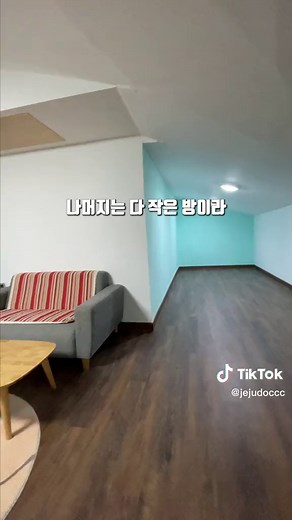 ‘산방산방501’ 산방산과 사계해변이 시원하게 보이는 뷰가 압도적으로 좋은 숙소예요. 실내 풀장이 있어서 아이들과 가기에 좋고 집 자체가 넓어서 부모님도 모시고 3세대가 방문하기에 충분히 좋아보였어요. 보름살기 : 150만원대 한달살기 : 240만원대 예약경로 : 트러스테이[https://trustay.kr/91] 침실3, 욕실3, 거실, 주방, 다락, 실내 풀장 마스터룸 - 퀸사이즈베드, 수퍼싱글사이즈베드, 드레스룸, 욕실 침실 - 수퍼싱글사이즈베드 침실 - 싱글토퍼 2개 다락 - 더블사이즈매트리스 #제주한달살기숙소 #제주도보름살기 #제주도한달살기 #제주도숙소 #제주도여행 #제주여행 #jejukorea #tiktoktravel