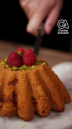 Ce moelleux pistache-framboise est une dinguerie 😍 La fiche recette par ici ➡️ https://l.cuisineactuelle.fr/fv | Cuisine Actuelle