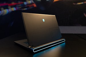 Alienware actualiza su m17 R5 con el último hardware de AMD, anuncia sus primeros audífonos con Dolby Atmos y su primer monitor Quantum Dot