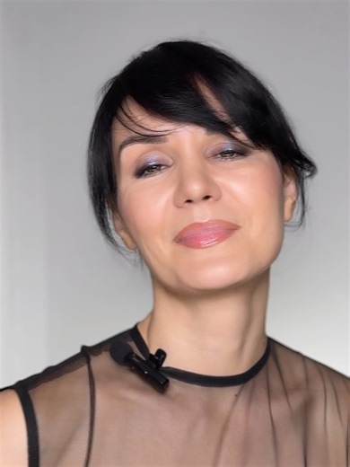 Dana Argeșan | Machiaj Profesional & Cursuri AutoMakeup on Instagram: "Machiaj de New Year’s Eve, realizat pas cu pas, cu o tehnica simpla si clara, dar cu impact real. Fara artificii inutile, doar cat sa te recunosti in oglinda si sa te simti increzatoare la miezul noptii.😊 Dress by @byalexandracalafeteanu Skin: TIRTIR Collagen Lifting crema de ochi – fermitate si hidratare cu colagen si peptide @soleshop.ro VT Cosmetics Reti-A Reedle Shot 100 ser de fata @soleshop.ro Colorescience Matt