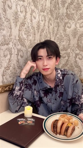 南後 奏 on Instagram: "日本一のバーガー見つけちゃったかも🍔🔥 @briskstand_kabukicho JAPAN BURGER CHAMPIONSHIP 2025 優勝🏆 東新宿にある【切ったやつ】が話題すぎた！ 国産牛100%で、つなぎも一切なし。 味付けは“天然塩だけ”っていうこだわりがエグい。 全粒粉入りの無添加バンズも香ばしくて最高🤤 名物の「切ったやつ」は、 外カリッ中ジュワ〜で、食感がマジでクセになる！ しかもドリンクまで全部自家製✨ レモネードもバナナジュースも砂糖不使用って…健康意識高すぎ🍋🍌 店内も落ち着いた雰囲気で、 一人でも、デートでもゆっくり過ごせる感じがいいんよ😌 “脳より腸。からだが喜ぶハンバーガーを。” このコンセプト、最高に好き。 【BRISKSTAND KABUKICHO】 📍東京都新宿区歌舞伎町2-11-2 良川3ビル 1F 東新宿駅より徒歩約5分 新宿駅より徒歩約8分 西武新宿駅より徒歩約6分 東新宿駅から326m 営業時間 月・火・水・木・金・土・日・祝日 11:30 - 22:00 不定休：年末年始など �