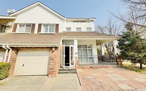 2450万报价的朝阳区双拼，是您的梦中情房吗？上三下一的户型格局，南入户客厅南向挑空，北花园。