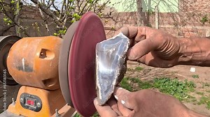 Video of grinding and cutting gemstones. Cutting and grinding agates.