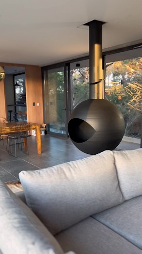 Instalación de chimenea moderna en Costa Esmeralda