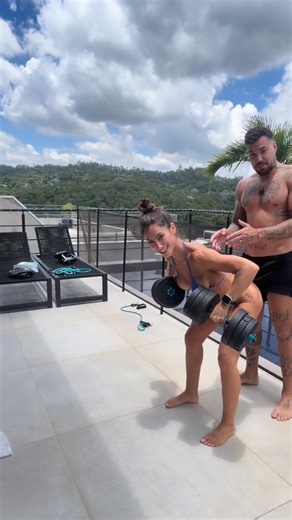 ANDRESSA CASTORINO on Instagram: "GymVlog em casa com cara de pay per view de reality 🤣✨💪🏼"