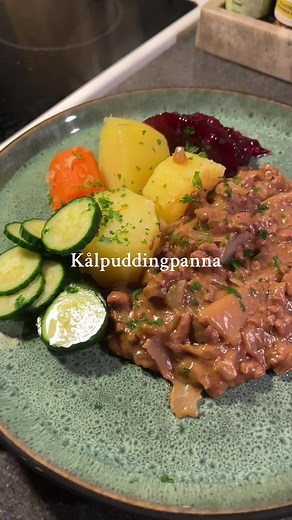 Enkel Kålpuddingpanna med Lingonsylt och Gurka
