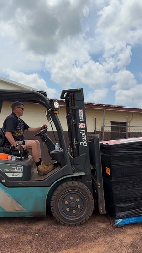 We’re getting ready for the wet season by adding extra stock to stores in high-risk locations - those that rely on road access and could be cut off when the rains hit ⛈️ These communities aren’t accessible by sea, so planning ahead is super important! Here we are unloading the truck in Nganmarriyanga 🚛 #wetseason #remoteretail #northernterritory | ALPA