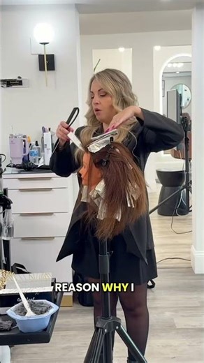 Hands of Foilayage class and foil placement for hairstylists. #haireducation