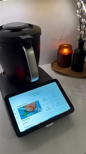 ✨ Nettoyage profond du bol Thermomix TM7 ✨ Le TM7 est incroyable, mais après certaines cuissons, des odeurs peuvent rester. Voici ma technique simple et efficace pour retrouver un bol propre, brillant et sans aucune odeur 👌 🧼 Les étapes : Mettre dans le bol : • 1 pastille de lave-vaisselle • 1 cuillère à soupe de bicarbonate de soude • 1 litre d’eau Programmer 10 min – 110 degrés – vitesse 3,5 Vider le bol, rincer à l’eau froide Essuyer… et admirer Résultat : bol comme neuf À faire au moins un