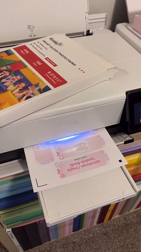 ✨ Print it bright, print it bold! Koala 61lb Glossy Photo Paper brings vivid color and sharp detail to every DIY project—perfect for your inkjet printer and all your creative moments. 💖📸 🔗https://bit.ly/4r43qT9 Big thanks to @sari.designs on IG for the gorgeous creations! ✨ 💬 Comment “Like” below and we’ll DM you more free exclusive SVG files! 🎁 #koalagp #koalapaper #photopaper #paperprinting #diy #BlackFriday2025 #vividcolors | Koalagp