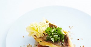 Filet de Saint-Pierre rôti sur la peau, gros macaronis farcis aux champignons et Tête de Moine AOP – par Bruno Doucet