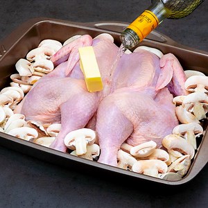 1.3M views · 11K reactions | De 5 ani gatesc puiul la fel: cu unt si vin alb! Iese perfect de fiecare data Ingrediente: pui întreg- 1 buc unt moale - 50 ml vin alb - 100 ml usturoi - 5 căței sare - 10 g piper negru - 5 g usturoi granulat - 7 g ierburi de province - 5 g ciuperci - 300 g LA CUPTOR 180 °C/35 minute Dimensiunea tavei 20 X 30 cm | Savuros.TV | Facebook