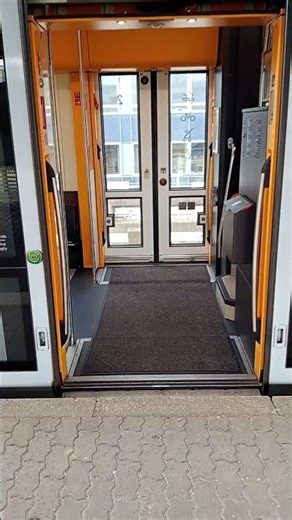 Tür öffnen und Tür schließt | Lint 81 Blaukäppchen BR620 vom Vlexx | 415/915