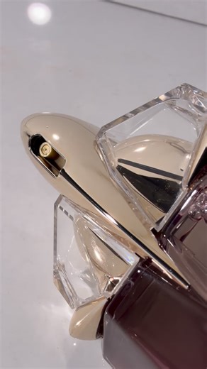 Hashtag Review on Instagram: "Alien Pulp by Mugler 💜✨ This is what a pink aura would smell like — juicy, glowy, and softly addictive… like a sweet girl with a mysterious side. Fruity brightness melts into warm floral glow and a cozy, skin-like finish. ✨Key Notes: 💜raspberry 💜jasmine 💜musk 💜cashmeran wood Gifted by @muglerofficial ✨ #SoftGirlScent #MuglerAlien #fragrance #giftedbymuglerfragrances"