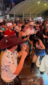 Es la alegría del Conjunto Zacatecas!! Qué buen ambiente Aguascalientes, una noche inolvidable!! 🫶♥️😃 #ilusion98 #laguarachasabrosona @fans destacados Aqui Hay Baile Aguascalientes Mi Ej. California Rincón de Romos | Conjunto Zacatecas Oficial