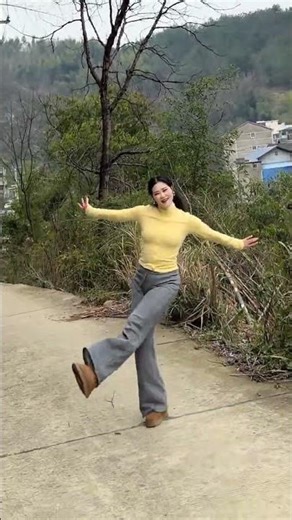 Vibrant Naxi Opera Dance: Yunnan's 3-Step Joy Jump on TikTok