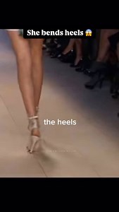 Vlada Roslyakova bends her heels to create a unique rampwalk😱 | The Great Pageant Community