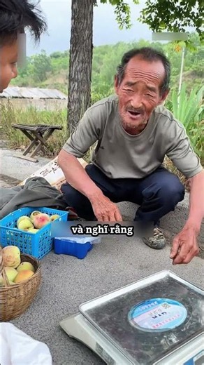 How He Respectfully Helps an Elderly Vendor ❤️