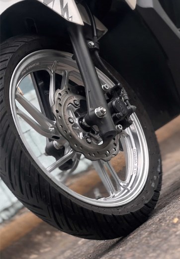Honda Click V3: Stock Mags Powder Coated in Hypersilver