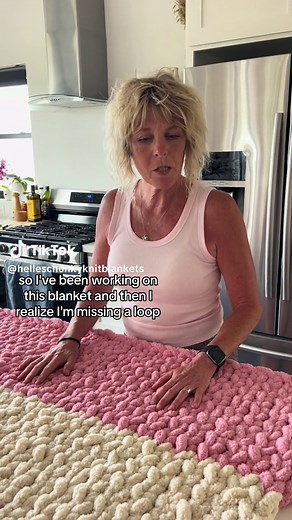 I missed a loop and whatch what i did #chunkyknitblanket #tutorial #blankettutorial #fingerknitting #handmade #chunkyblanket #diyproject #softblanket #handmadegift #missedaloop