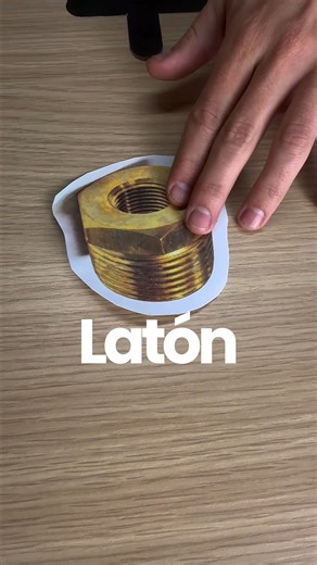 Las aleaciones explican por qué metales tan distintos pueden transformarse en piezas tan versátiles. Cada combinación modifica el color, la resistencia y el uso final del material, algo fundamental en joyería y en objetos de valor. ◆ En el caso de la plata, el cobre es el elemento que le da la firmeza necesaria para convertirse en plata de ley. Conocer estas mezclas también ayuda a identificar la calidad real de los objetos que guardamos en casa. Si tienes plata en casa y no sabes exactamente qu