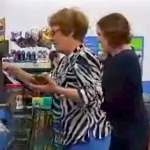 This Random Act of Kindness in a Walmart Checkout Aisle Will Make You Want to Pay It Forward