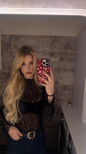 justý 🦋 “JJ” on Instagram: "Moc ráda experimentuji s délkou vlasů a letos jsem mohla jít od mikáda k tomu, že vám teď můžu házet vlasy z věže 🤪 moc děkuji mojí nejmilejší @lucia_loveshair @nox_hairsalon a @la_premiere_hair_cz za pásky! 💗"