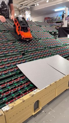 JB Spielwaren / JB Toys on Instagram: "LEGO Technic STUNT: 42177 Mercedes G-Klasse! Wir haben die G-Klasse auf Herz und Nieren geprüft: bestanden ✅! Du kannst diese August-Neuheit jetzt mit coolen Präsentationsständer und UCS Plakette bei uns bestellen! Danke für Deinen Support und viel Spaß beim Bauen, Hendrik & Philipp #lego #stunt #new #gklasse #gwagon #gclass #technic #legotechnic #oberhausen"