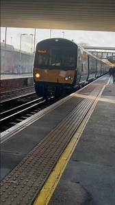 Southeastern Class 376 at Elmers End #train #†rainspotting