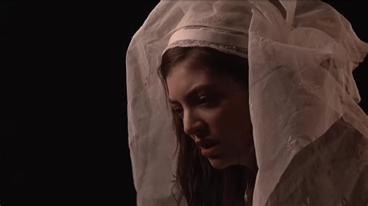 Lorde Performs 'Liability' Live on Saturday Night Live (2017)