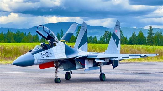 The Mighty Su-30 Jet: Spectacular Debut Flight in Action