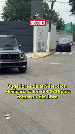 ¡A DESCANSAR UN RATO! 🥱 Los seleccionados nacionales abandonaron el CAR tras recibir un día libre luego de clasificarse a los Octavos de Final. 🔥🇲🇽 ¡Hasta salieron tocando el claxon para celebrar el gran momento que vive el Tri! #tiktokdeportes #car #seleccionmexicana #futbolmexicano