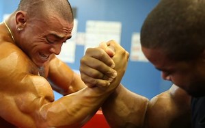 肌肉爆炸人腕相扑较量