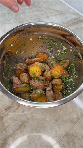 Roasted Garlic and Rosemary Potatoes. Crispy crunch exterior with a soft, creamy interior! #recipes #potatoes #sidedish #roastedpotatoes | Cheysingh