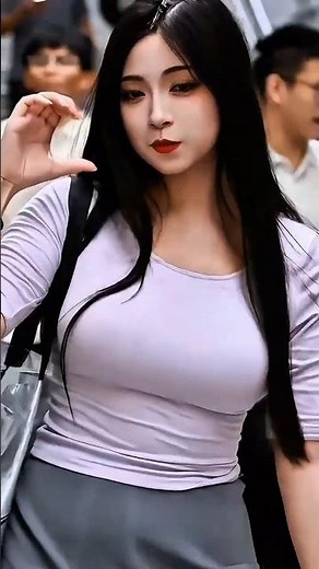 Trendy Street Fashion Girl Walking in Urban Aesthetic Vibes |Ep101