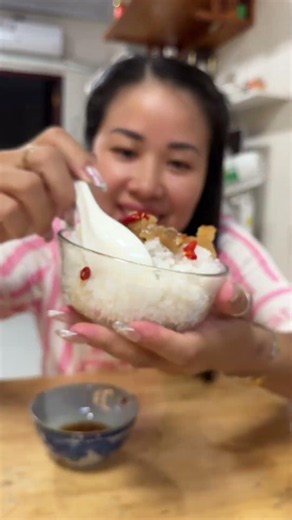 Món ngon hồi nhỏ của tui nè . Cơm chan mỡ nước mắm vậy mà ngon #food #cooking #nauan #mukbang
