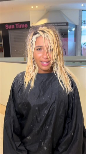 C’est une mise en scène , donc on a fait en sorte que le cheveux ai l’air mort pour la vidéo Ses cheveux sont sublimes et en parfaites santé On précise car apparemment cetaines ont la stupidité de penser qu’on aurait l’intelligence de poster des vidéos de nos clientes avec des cheveux brûlés et que nos clientes seraient fières d’apparaître sur nos réseaux alors que nous leur avons abîmé les cheveux 🤦🏽‍♀️ #fyp #humour #coiffeurmarseille#blondmarseille#meilleurcoiffeur