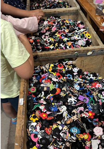 Tu cherche les plus belle pins à crocs ? 👀 Nous avons reçu un restock et des milliers de modèles différents de Pin à crocs pour TOUS LES GOÛTS! 😍 En passant des labubu, stitch, sports, voitures, jusqu’à des fleurs et encore plus! 😁 Ils sont disponible dans nos deux magasins! ❤️ Pour visiter nos magasins: 📍Québec: 5700 boul des gradins, G2J 1R7 📍Chicoutimi: 194 Rue Price O, G7J 1H1 📲Site web: www.lacommere.ca #crocs #jibbitz #pourtoi #viral #fyp #trend #trending #tendance #lacommere #summer