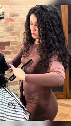 Professional lady barber in London creating a clean and stylish modern haircut with precision ✂️💇‍♀️ Expert barber skills, sharp detailing, and professional London barbershop vibes 🇬🇧 Support women professionals ❤️ #LondonBarber #LadyBarberUK #FemaleBarber #ModernHaircut #LondonReels