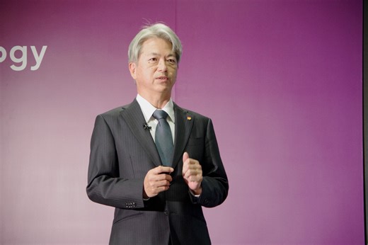 富士通、フィジカルAIや半導体など研究開発の最新事例を紹介 - 人の未来の動きを予測するロボットのデモも