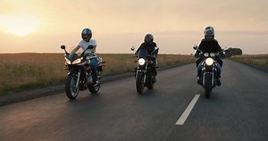 Group Bikers Rides On Highway Evening 库存影片视频（100% 免版税）1065914512 | Shutterstock