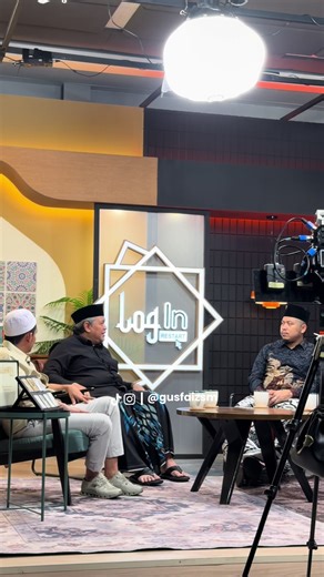 Alhamdulillah bisa mampir dan ngobrol bareng Habib Ja’far, Mas Tretan, dan Mas Mamat di program Log In. Diskusi di episode 29 ini kabarnya sudah tayang ya di YouTube. Mari disimak, semoga membawa keberkahan untuk kita semua. #login #gusfaiz #khmuhammadfaiz