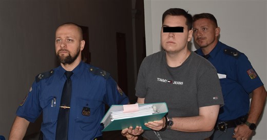 Z dívek udělal sexuální otrokyně, nutil je jíst plivance: 10 let pro tyrana