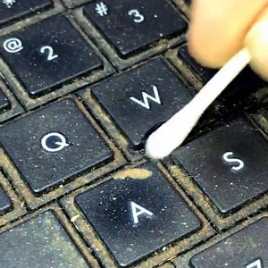 This guy deep cleaned a disgustingly dirty laptop 🤢💻 | LADbible