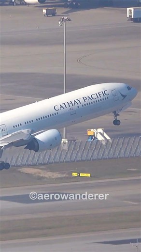 CATHAY PACIFIC B777-300 takeoff at Hong Kong Airport #shorts #aviation #cathaypacific #takeoff