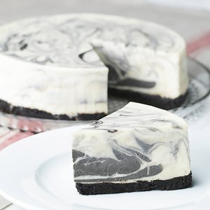 2.4M views · 10K reactions | 大理石みたい♪ マーブル模様の黒ごまチーズケーキ レシピはこちら！...